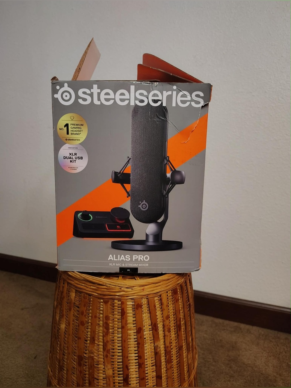 SteelSeries Alias Pro Microphone - Gray microphone and stream mixer